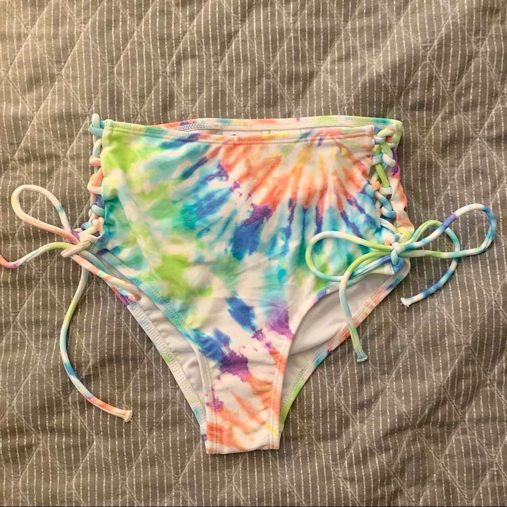 NWT California 🌊 Highwaisted Bikini 👙 bottom 🌸